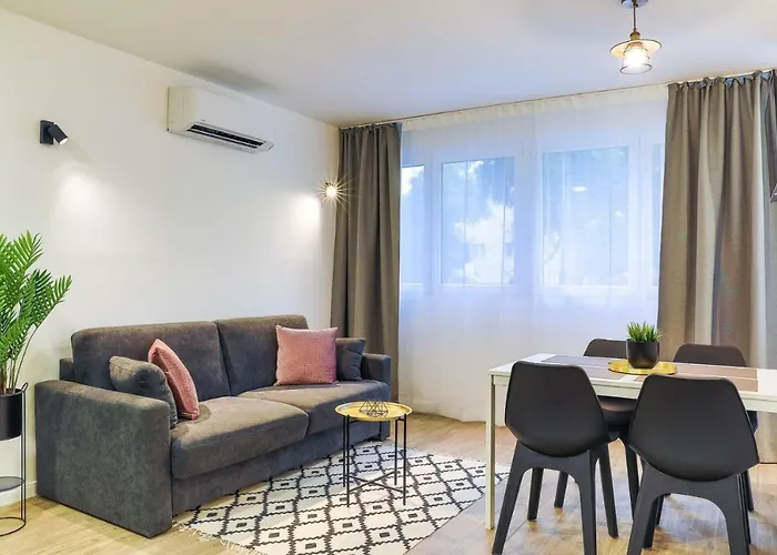 Onesta Apartment Split